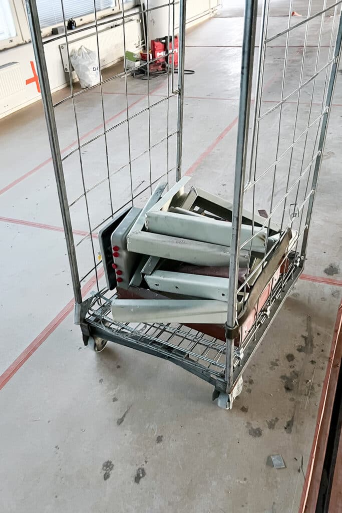 Purettuja komponentteja rullakossa.