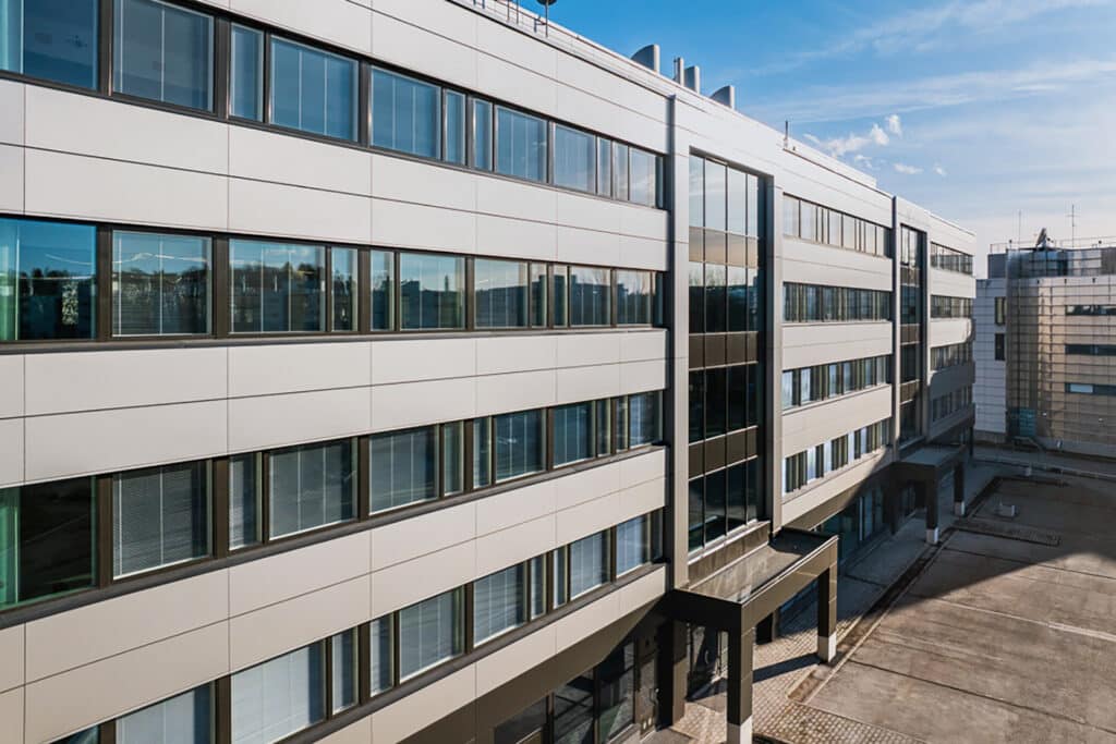 Toimitilakiinteistö Maarinportin uudistettu julkisivu.