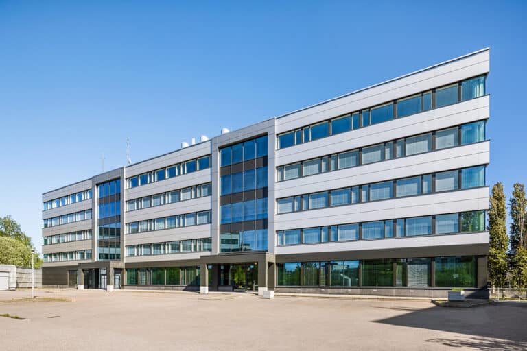 Maarinportin moderni harmaasävyinen julkisivu.