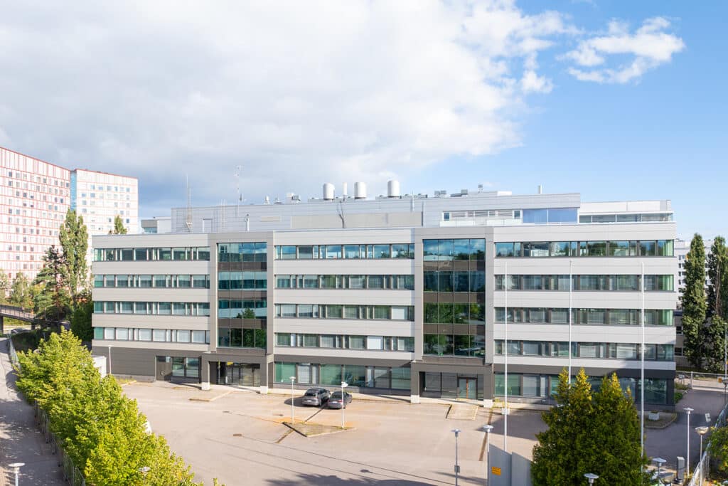 Maarinportin harmaasävyinen julkisivu.