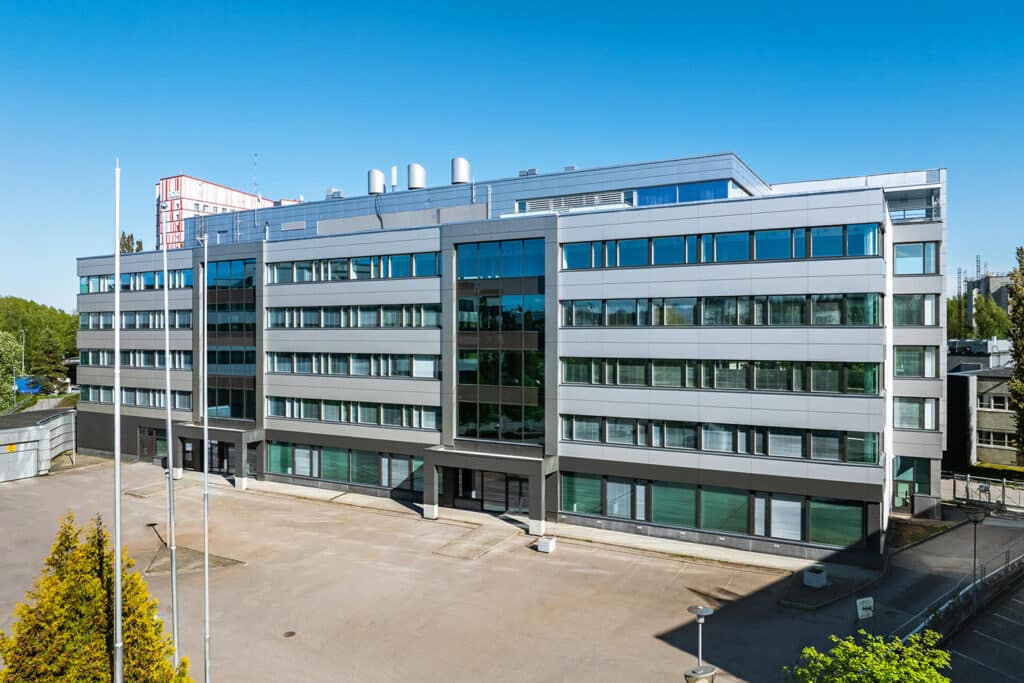 Kuusikerroksisen Maarinportti toimitilakiinteistön julkisivu.