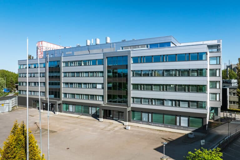 Kuusikerroksisen Maarinportti toimitilakiinteistön julkisivu.