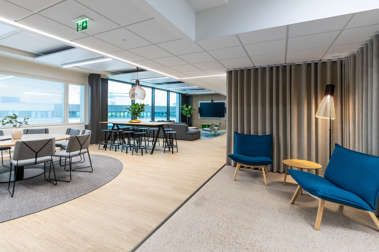 Skylon toimiston avara aulatila.