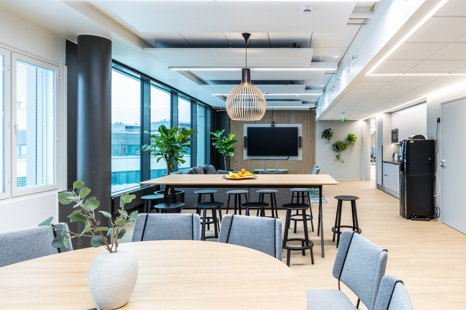Viidennen kerroksen toimiston yleinen sosiaali- ja loungetila.