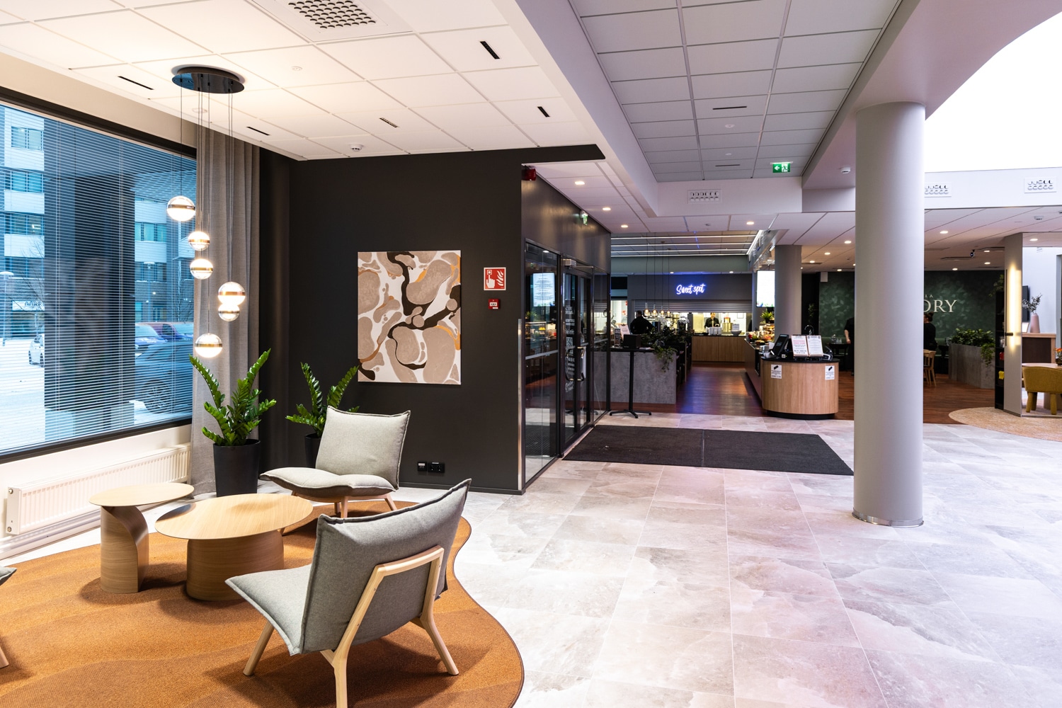 Maarinportin pääsisäänkäynti ja aulatilan lounge.