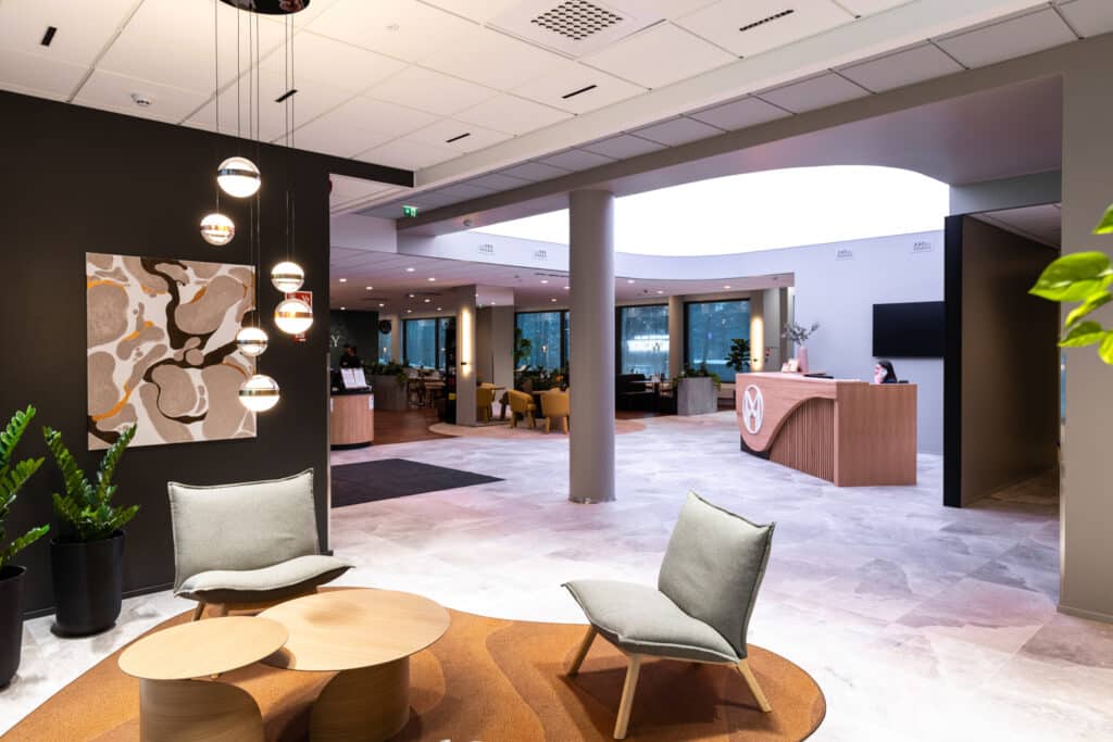 MaarinPortin aula, jossa on etualalla lounge-alue ja taaempana vastaanottotiski.