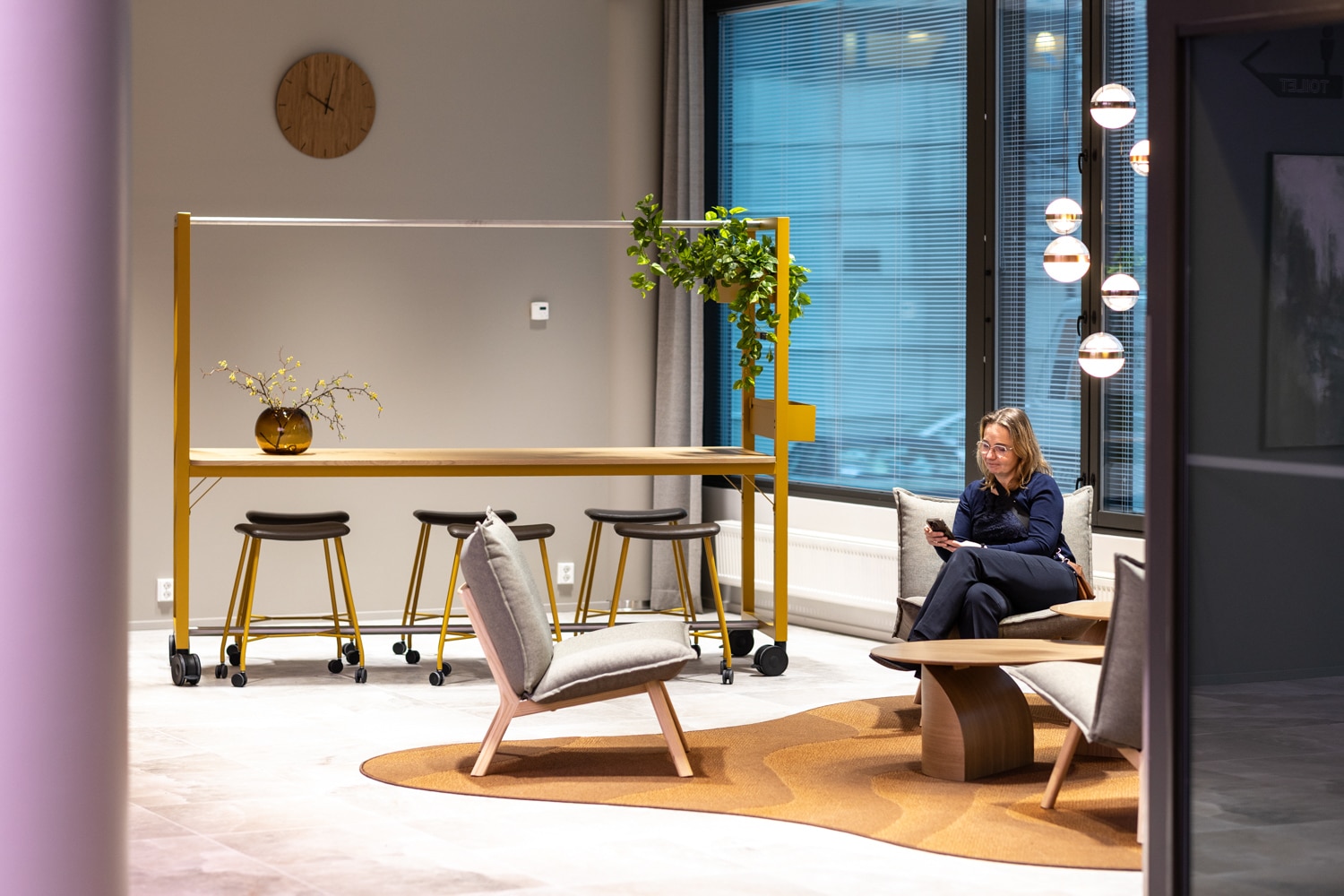 Kiinteistön aulan lounge-alue.