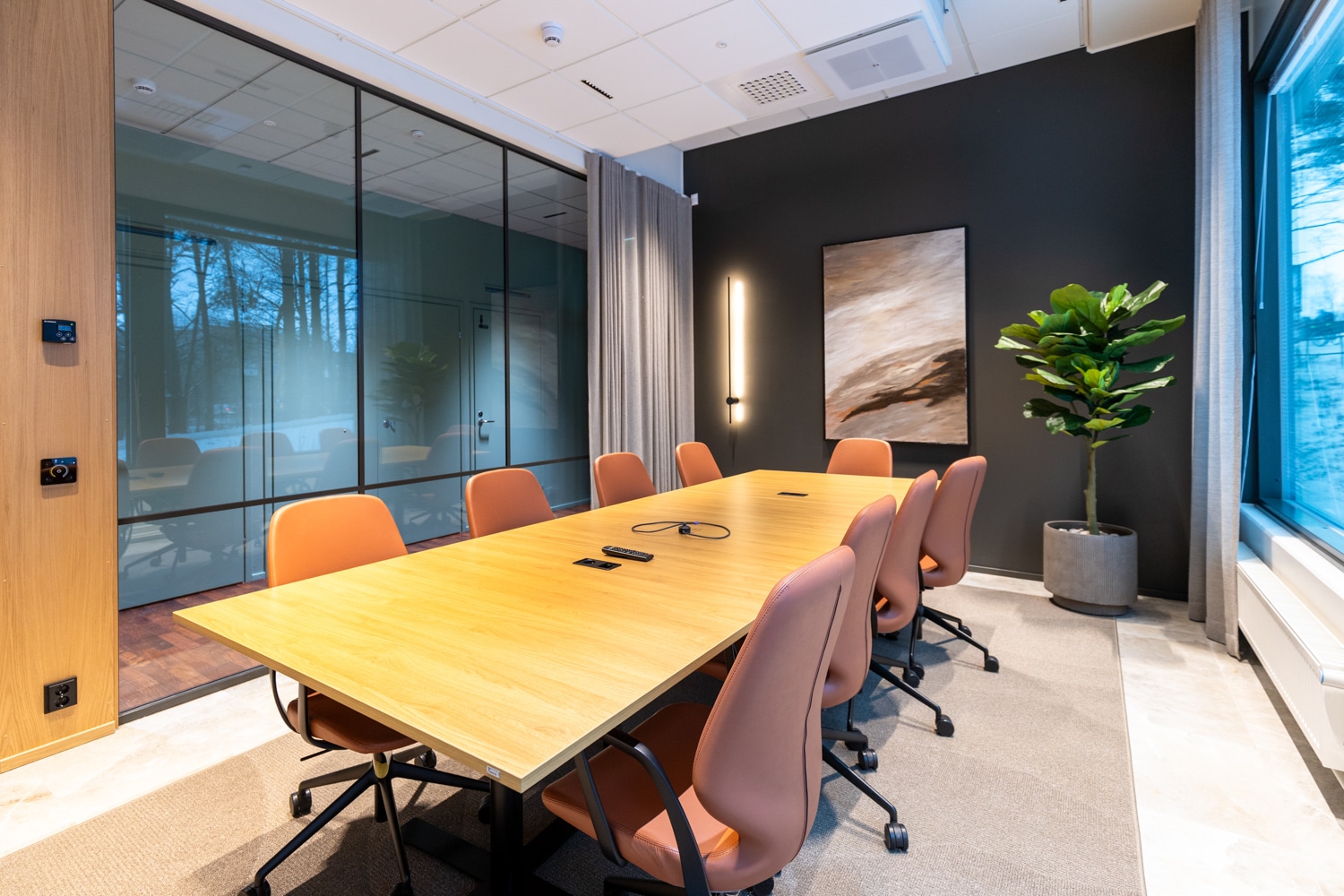 Maarinportin ensimmäisen kerroksen suurempi neuvottelutila.