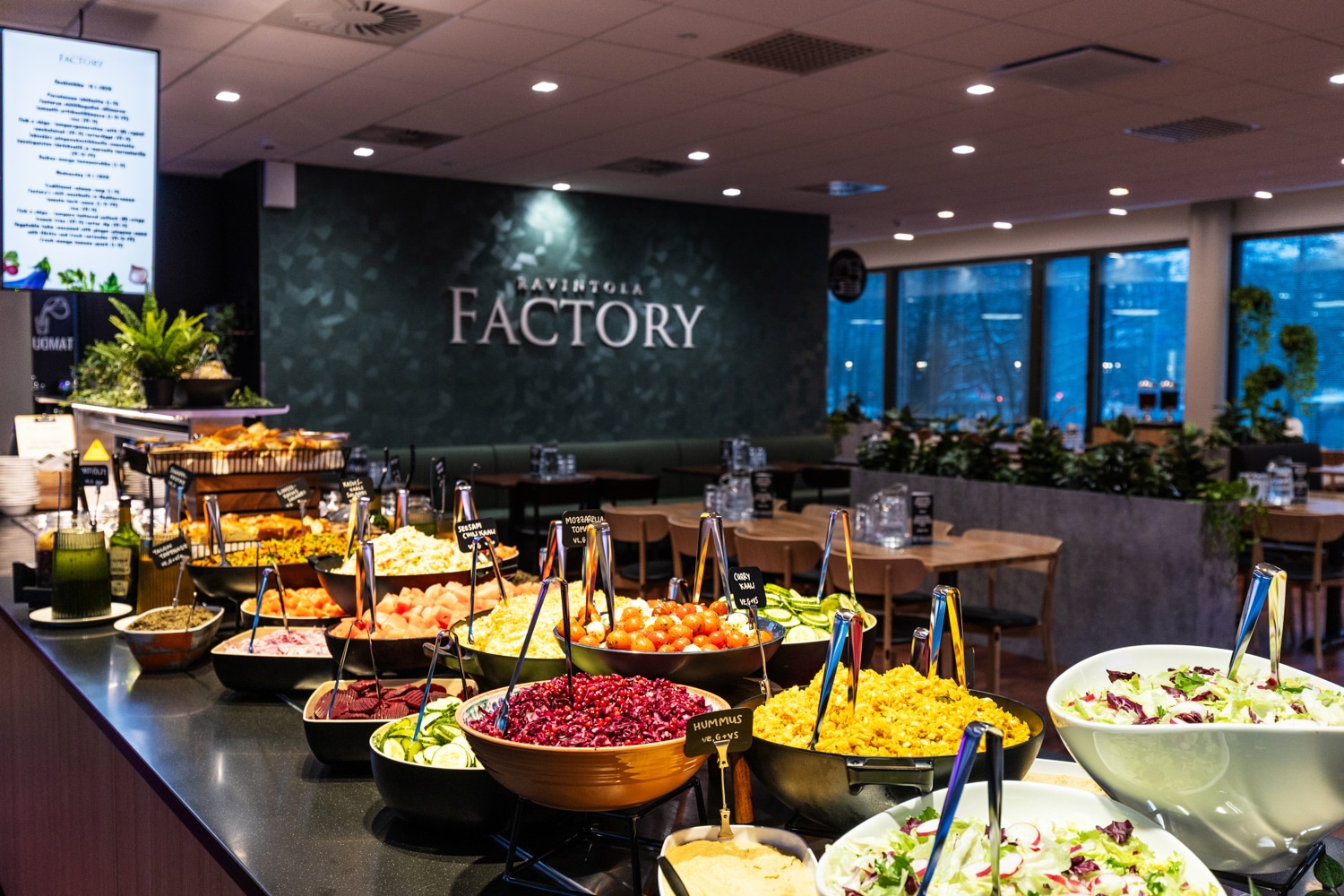 MaarinPortin Facotry-ravintolan tarjoilulinjasto.