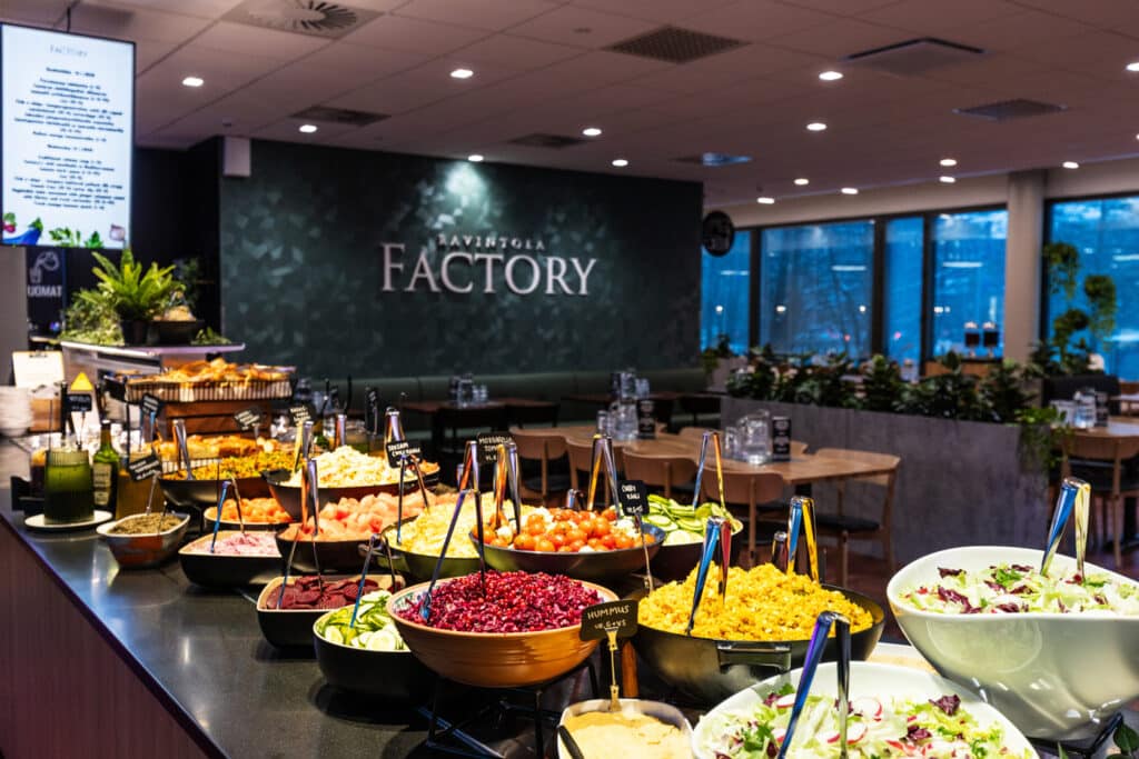 Ravintola Factoryn tarjoilulinjasto, jossa on useita eri salaatteja tarjolla.
